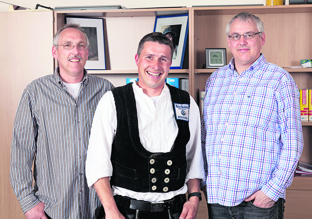 Drei Meister auf einen Blick: die Dachdecker- und Klempnermeister Christian Heidrich (li.) und Heiner Heidrich (re.) mit Dachdeckermeister Björn Bosselmann. Er wurde im Unternehmen ausgebildet und unterstützt seine beiden Chefs nach KräftenFotos: Uli Seidel | Foto: Uli Seidel
