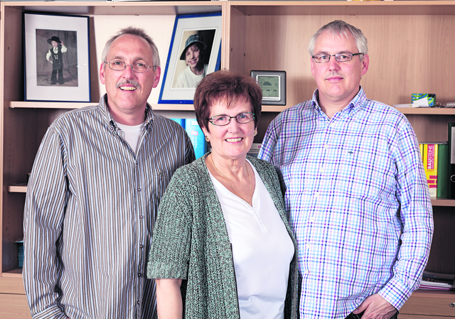 Ein starkes Team: Elke Heidrich unterstützt ihren Mann Heinz (nicht im Bild) von Beginn an im Unternehmen und steht auch den Söhnen Christian (li.) und Heiner im Büro hilfreich zur Seite | Foto: Uli Seidel