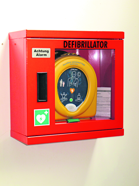 Der Defibrillator ist in der Tennishalle installiert