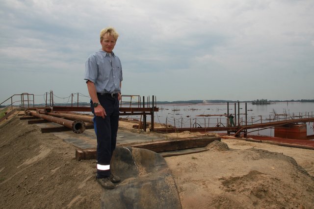 Oliver Guttau, Betriebsleiter der Rotschlammdeponie, auf der Deichbaustelle
