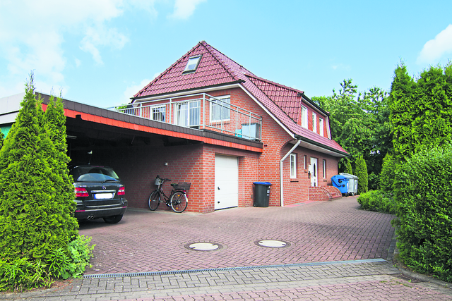 Ein attraktives Angebot von „maison Immobilien“: ein „Generationenhaus“ mit drei Wohneinheiten in Harsefeld. Es verfügt über jeweils eine Wohnung im Erdgeschoss, in der ersten Etage und im Souterrain. Das Haus stammt aus dem Jahr 2000, hat insgesamt über 230 qm Wohnﬂ äche und eine großzügige Dachterrasse. Preis: 379.000 Euro | Foto: maison Immobilien