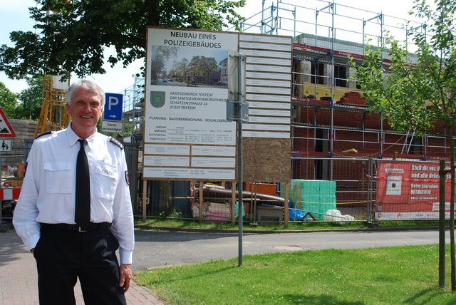 ...und vor dem Polizei-Anbau, der derzeit am Rathaus auf der gegenüberliegenden Straßenseite entsteht