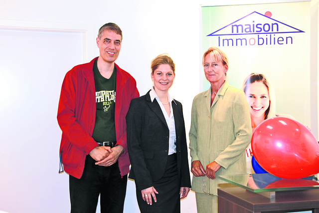 Die Immobilienberaterinnen Eike-Christin Heins und Adrienne Möller (re.) mit Dr. Peter Linde, dem ersten Kunden am Eröffnungstag | Foto: tp