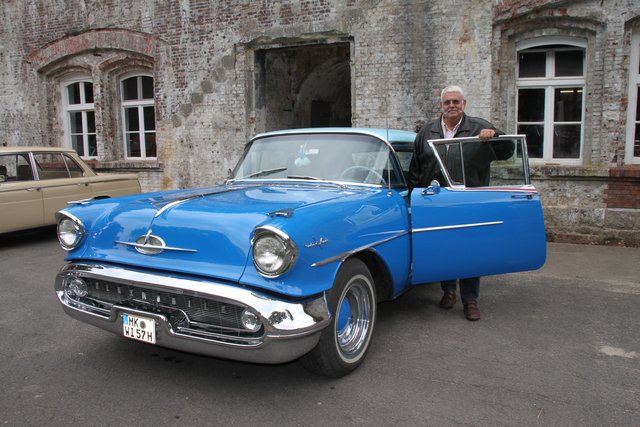 Eingefleischter Oldtimer-Fan: Friedhelm Wiesmann mit seinem Oldsmobile Baujahr 1957