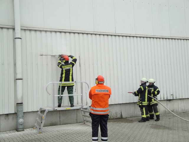 Zum Eindringen in die Halle mussten an den ebenerdigen Fassaden Öffnungen geschnitten werden | Foto: Feuerwehr