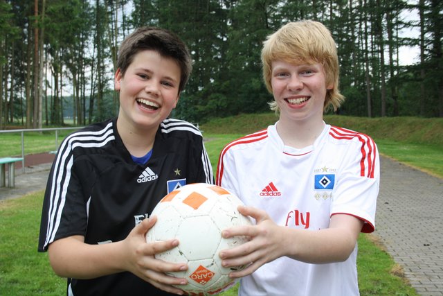 Verbringen einen Teil der Ferien zusammen: die Cousins Johst (li.) und Steffen
