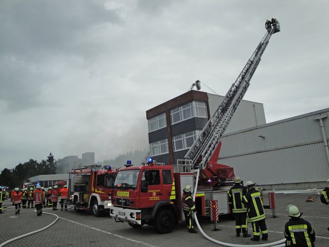 Aufgrund der starken Rauchentwicklung wurde eine Verkehrswarnmeldung ausgegeben | Foto: Feuerwehr