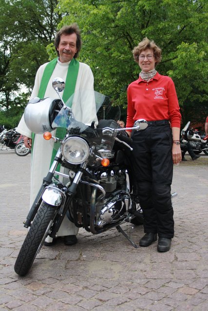 Pastor Georg Buhr und Birgit Heinsen gestalteten gemeinsam den Hanstedter Motorrad-Gottesdienst