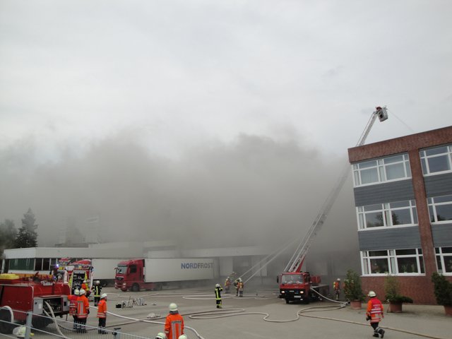 Mehr als 300 Feuerwehrmänner waren laut Kreispressesprecher Matthias Köhlbrandt in der Gewerbestraße in Hollenstedt im Einsatz | Foto: Feuerwehr