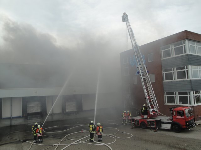 Am späten Sonnabendnachmittag hat ein Großfeuer in einer Tiefkühlfirma in Hollenstedt einen der größten Feuerwehreinsätze des vergangenen Jahrzehnts im Landkreis Harburg ausgelöst | Foto: Feuwerwehr