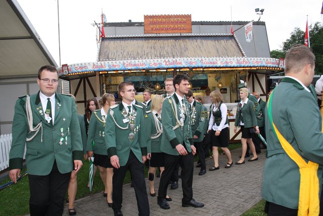 Die Jungschützen marschieren auf dem Festplatz ein