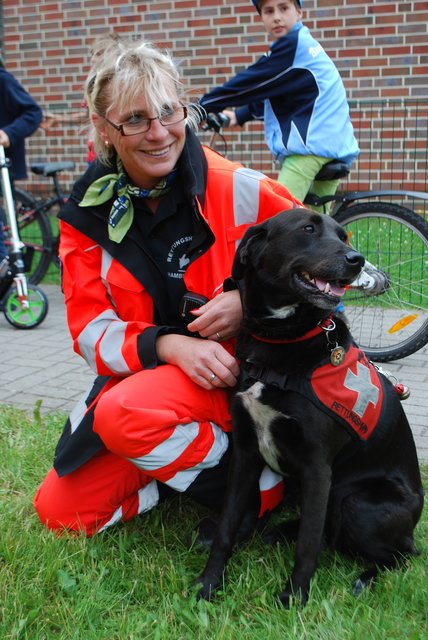 Froh, dass das Kind gefunden wurde: Hundeführerin Stefanie Rieckmann mit ihrer Labrador-Mix Hündin Any