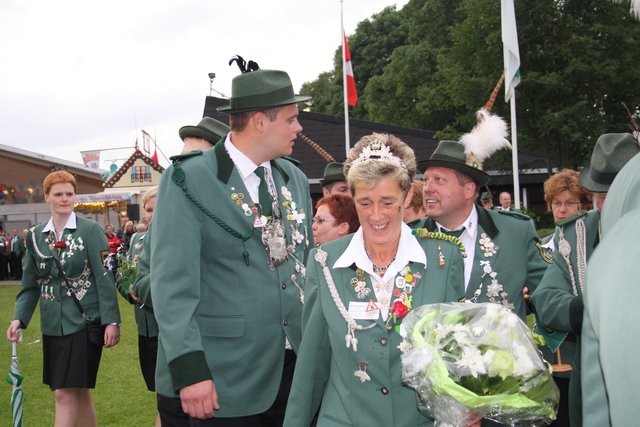 Familie Kosbab reiht sich nach der Proklamation wieder ein:  Daniel Kosbab (li.), Vogelkönig und Bester Mann und sein Vater Vizekönig Reinhold Kosbab (re.) sowie Christel Kosbab