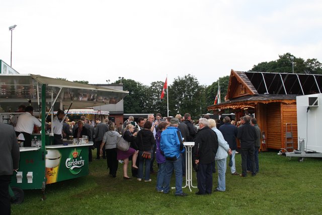 Volksfest unter freiem Himmel: Auf dem Festplatz ist ein Jahrmarkt aufgebaut
