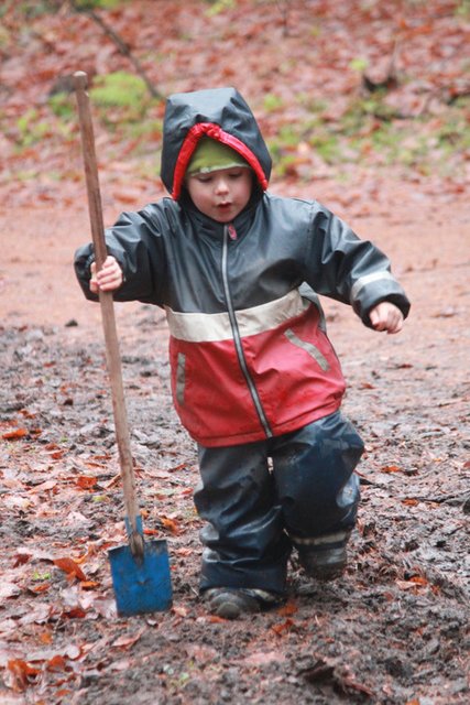Mit der richtigen Kleidung lässt der Waldboden auch bei Regen umgraben | Foto: Waldkindergarten Buxtehude