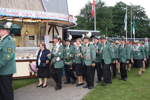 Die Schützen beim Einmarsch auf den Festplatz