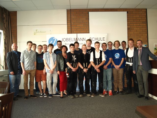Landtagsabgeordnete Petra Tiemann (Mi.) mit den 19 Lehrlingen und Rainer Albers, Schulleiter (re.), sowie Dieter Janzen, stellvertretender Schulleiter (li.)