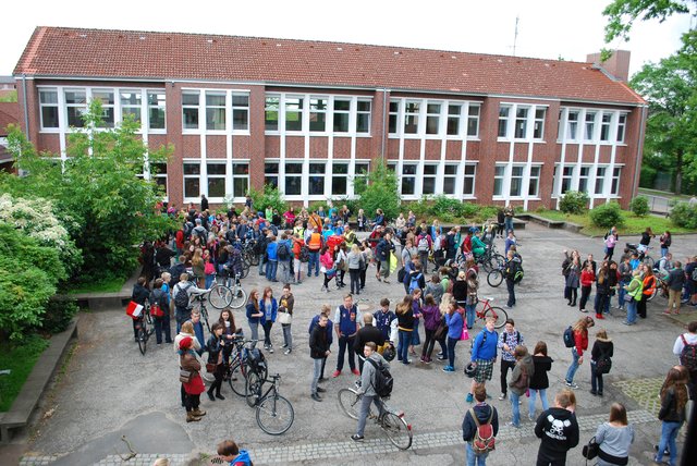 Die Schüler sammelten sich morgens vor der Töste Realschule