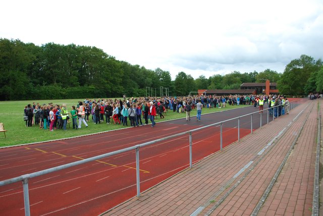 Auf dem Sportplatz an der Erich-Kästner-Realschule versammelten sich alle Schüler für die Aufteilung in ihre Klassen
