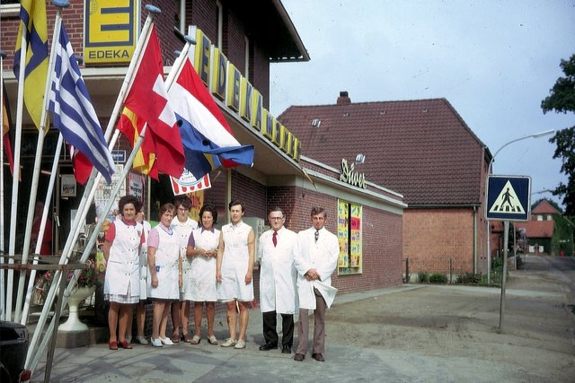 In den 60er Jahren: Heinrich Düver (re.), Vater des heutigen Marktinhabers, dessen Ehefrau Irma (Mi.) und Mitarbeiter vor dem Geschäft an der Lüneburger Straße | Foto: Foto: oh