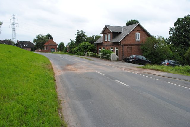 An dieser Stelle ereignete sich der Unfall: Anwohner leisteten Erste Hilfe und kümmerten sich laut Polizei "vorbildlich" um die Verunglückten bis zum Eintreffen der Rettungskräfte | Foto: bc