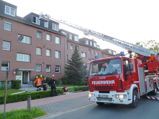 Zur Brandbekämpfung setzen die Rettungskräfte einen Leiterwagen ein