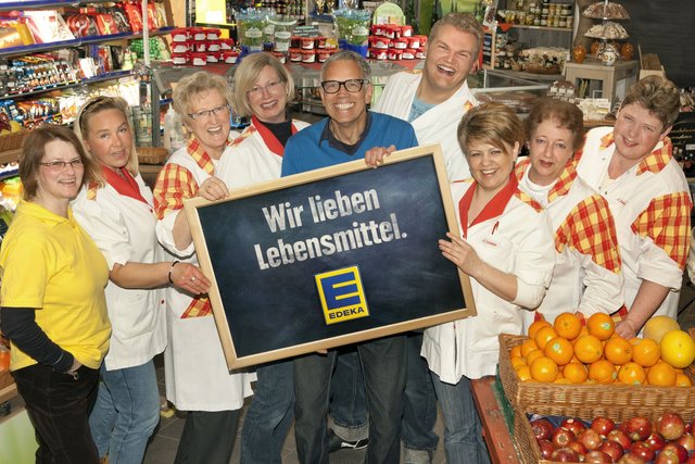 "Wir leben Lebensmittel!": Dafür stehen Marktinhaber Heinrich Düver (Mi.) und sein Team im 88. Jahr des Familienunternehmen-Bestehens | Foto: Foto: oh