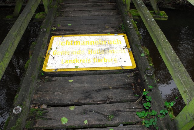 Lücken von 20 Zentimetern werden so in der Brücke geschlossen