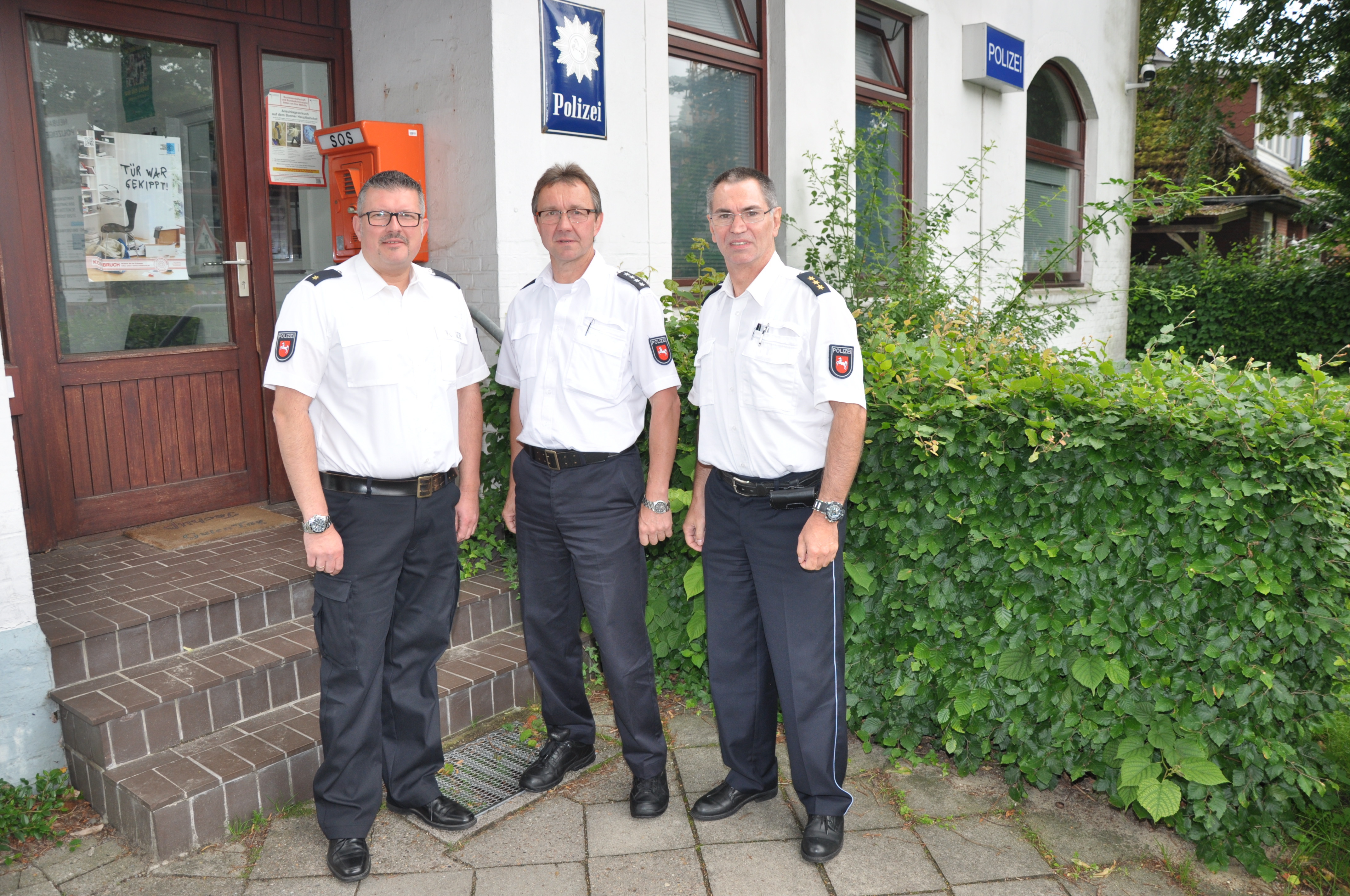 Uwe Lehne (re.) und Wilfried Reinke (li.) begrüßten Hans-Jürgen Scholz als neuen Leiter der Tostedter Polizeistation