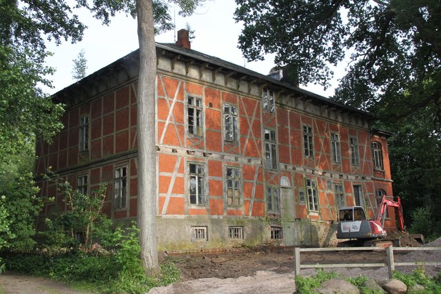 Die Sanierungsarbeiten am Horneburger "Schloss" haben begonnen. Zunächst soll die Westfassade erneuert werden, danach alle weiteren Fassaden sowie das Dach und die Fenster