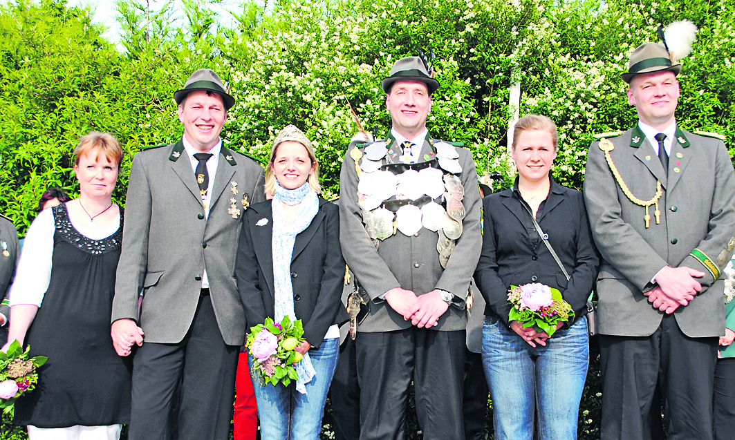 König Jan-Thorsten Lüdemann mit seiner Königin Swea Junge (Mi.) und den Adjutanten Jan Meyer mit Claudia Peters (li.) und Malte Kanebley mit Melanie Engel