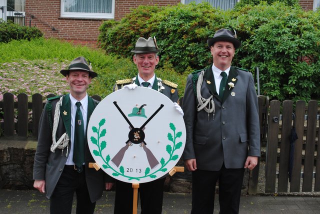 Proklamation in Eyendorf: König Stefan Schenzel (Mi.) mit seinen Adjutanten Holger Schenzel (li.) und Jens Kapell