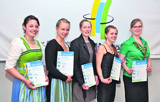 Lina Keirath (re.) mit den anderen bestplatzierten Hauswirtschafterinnen (v. li.) Angelika Sappl (Bayern), Maria Schuster (Bayern), Antje Sanders (Niedersachsen) und Tina Winterhalder (Baden-Württemberg) | Foto: BDL/Gräschke
