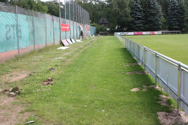 Der Boden am Tennisplatz wird noch aufgenommen und erneuert