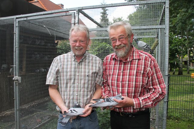 Erfolgreiche Taubenzüchter: Hans-Wilhelm Glüsen (li.) und Ewald Lührs