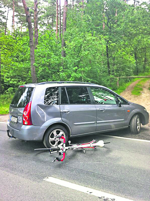 Die Trainingsmaschine von Armin Raible liegt noch unter dem Auto. Am Heck sind deutlich die Spuren des Aufpralls zu sehen | Foto: oh