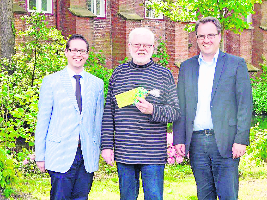 Bei der Gutscheinübergabe: Gewinner Hartmut Stäwen (Mi.) mit Sebastian Putensen (li.) und Matthias Wiegleb von der City Marketing GmbH