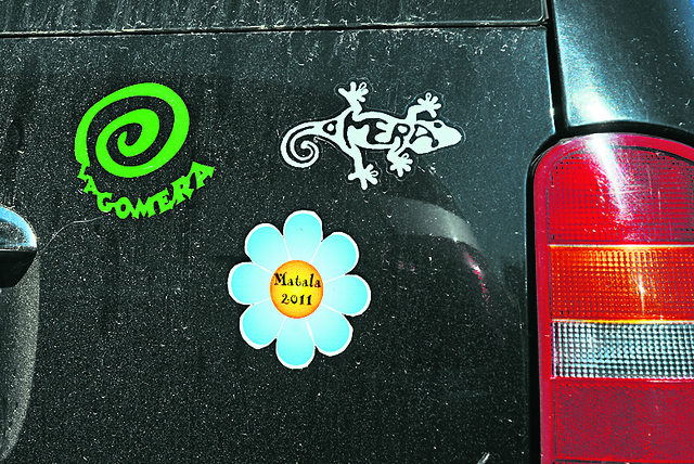 Das Fahrzeug der Täter war mit drei Aufklebern dekoriert | Foto: Polizei