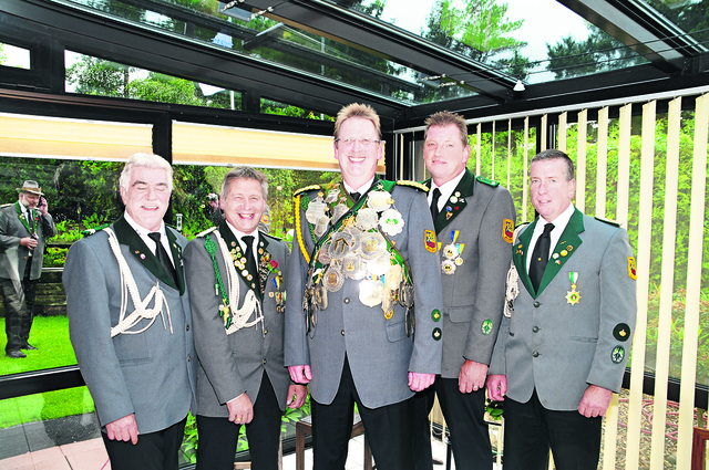 Der König (Mitte) mit seinen Adjutanten (v.li.): Klaus Rieck, Wilfried Klingenberg, Thomas Eggert und Stefan Peter | Foto: Foto: oh