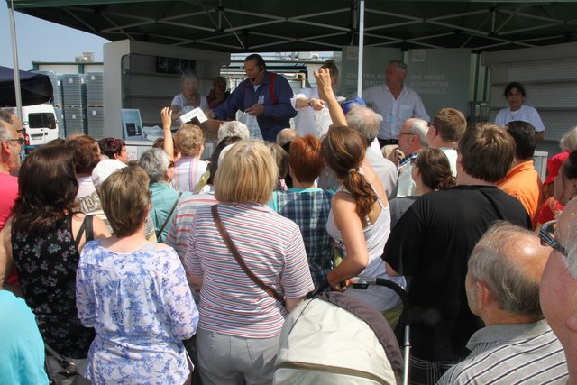 "Aale-Dieter" verteilte "Dorfkrug"-Tüten mit leckerem Inhalt an die Besucher