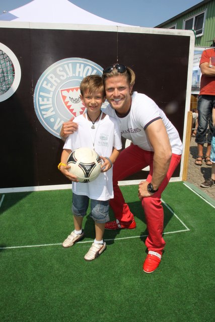 Hatten Spaß beim Torwandschießen: Fernsehstar Paul Janke mit Linus Hauschild