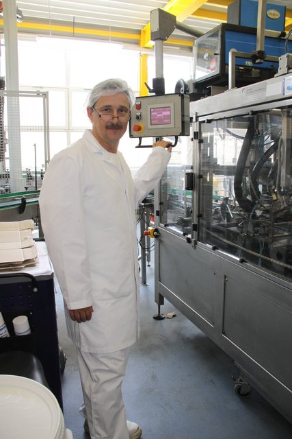Erklärte den Gästen die Produktionsanlagen: Maschinenführer Mario Neske