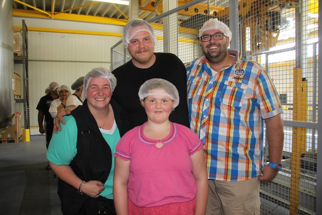 Warfen einen Blick hinter die Kulissen: Arne (re.) und Katrin (li.) Vogelsang aus Regesbostel mit Dominic und Leonie Marie Dombrowski aus Holvede