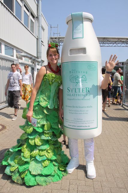 Ein Salatblatt und eine Flasche "Sylter Salatfrische" in Übergröße begrüßten die Besucher auf dem "Dorfkrug"-Produktionsgelände