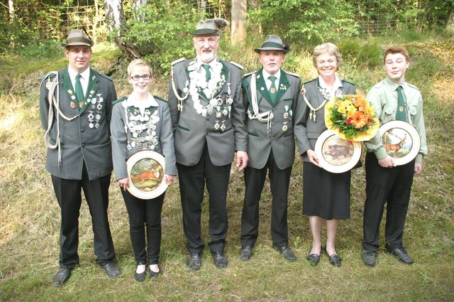 Die neuen Majestäten im Schützenverein Evendorf (v.li.):
Jan van Weeren (Adjutant Jungschützen), Nina Meyer (Jungschützenkönigin), Ernst Meyer (König), Thomas Meyer (Adjutant), Hanna Wulze (Damenbeste) und Patrick Inselmann (Schülerkönig)