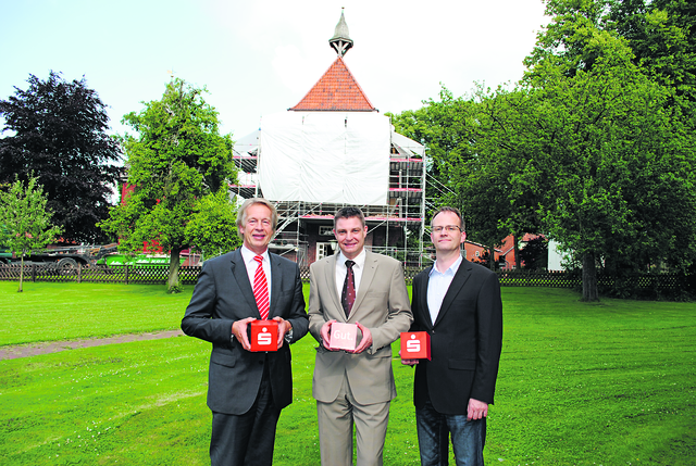 Freuen sich über den Start der Giebelsanierung (v. li.): Hans-Jürgen Putensen (Sparkasse Harburg-Buxtehude), Pastor Carsten Stock und Eckhard Sayk vom Kirchenvorstand