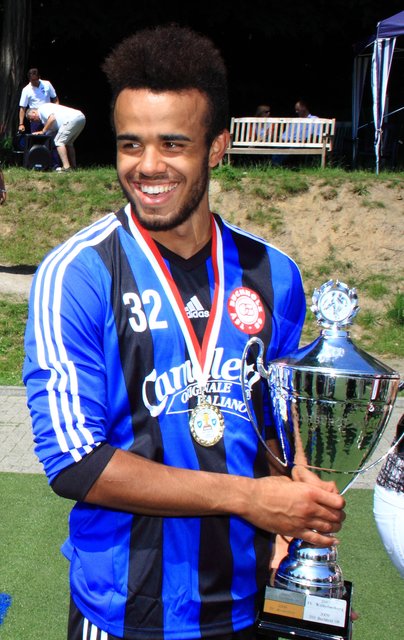 08-Talent Samuel Louca mit dem Harburg-Pokal