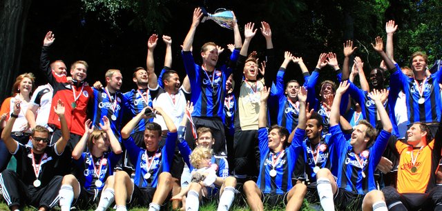 So sehen Sieger aus! Die Buchholzer Oberliga-Kicker jubeln über den Gewinn des Harburg-Pokals