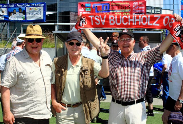 Gemeinsam jubelten die Buchholzer "Bärenfänger"- Brüder auf dem Kunstrasen im Sportpark an der Jahnhöhe (v.l.): Gerd, Adolf "Atsche" und Jürgen