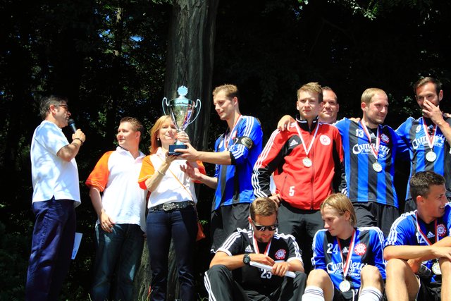 Die Siegertrophäe nahm 08-Kapitän Alexander Gege (Mitte) entgegen